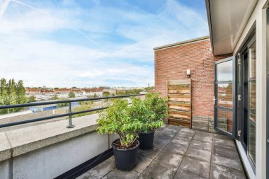 bir evin balkon