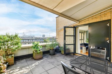 bir evin balkon