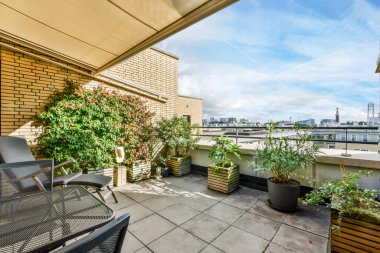 bir evin balkon