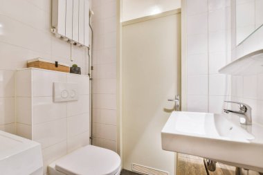 Küçük temiz tuvalet.