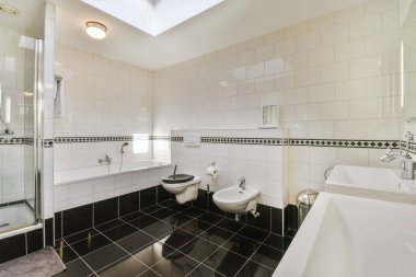 Küçük temiz tuvalet.