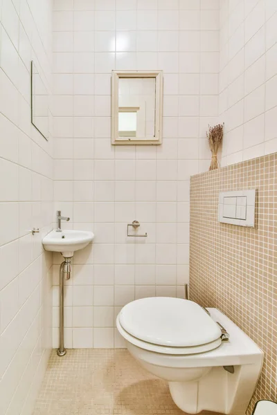 Pequeño baño limpio — Foto de Stock