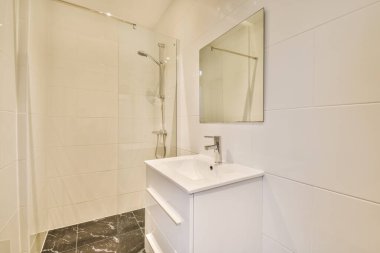 Parlak, zarif banyo.