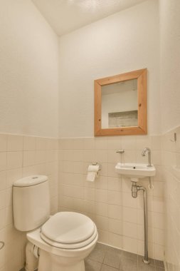 Küçük temiz tuvalet.