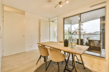 Geniş yemek odası.