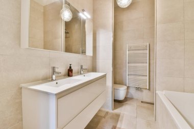 Tuvaleti olan bej renkte muhteşem bir banyo.