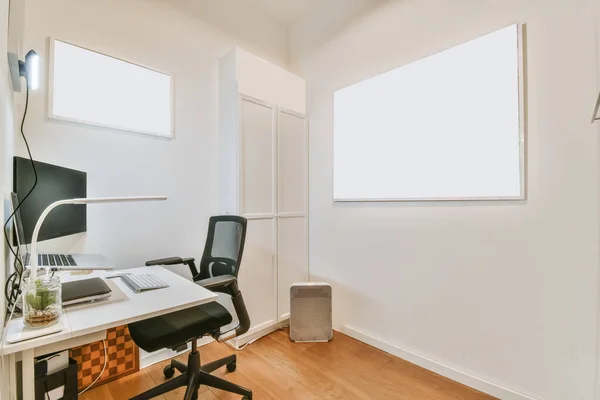 Znakomity pokój pracy z białym biurkiem z komputerem — Zdjęcie stockowe
