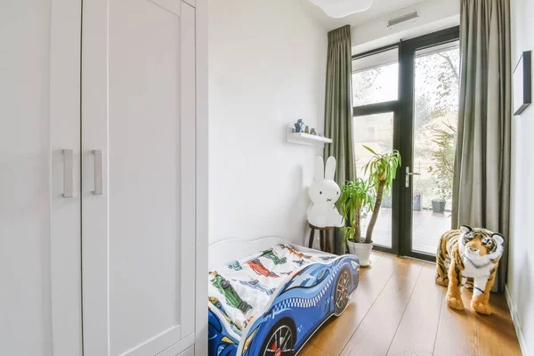 Wspaniały pokój dla dzieci z parkietem drewnianym podłogi — Zdjęcie stockowe