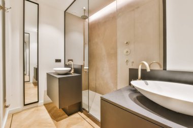 Oval lavabolu iki şık lavabo.