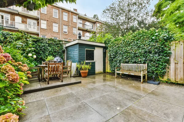 Delightful landscape of the courtyard with greenery — Fotografia de Stock