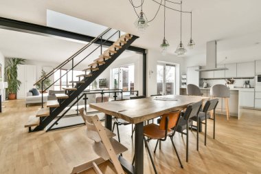 Geniş yemek odası.