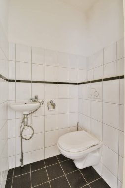 Küçük temiz tuvalet.