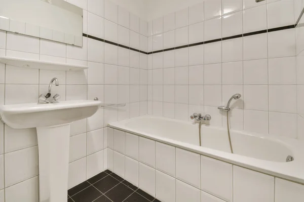 Łazienka z marmurowymi ścianami — Zdjęcie stockowe