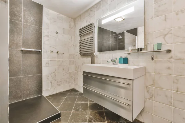 Mind-blowing bathroom with a huge mirror — Stock Photo, Image