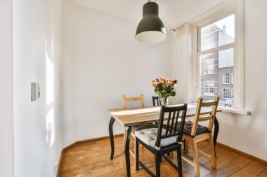 Geniş yemek odası.