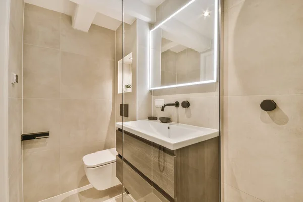 Bagno luminoso ed elegante — Foto Stock