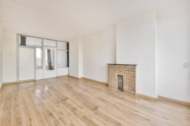 Kapısı olan lüks boş bir oda.