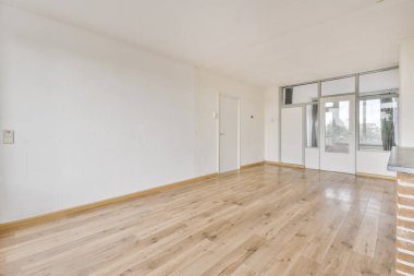 Kapısı olan lüks boş bir oda.