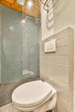 Küçük temiz tuvalet.