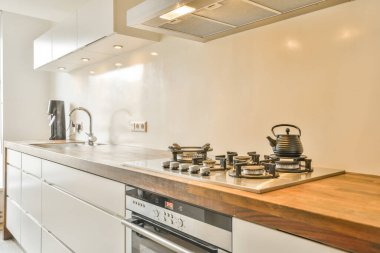 Çağdaş aletli mutfak.