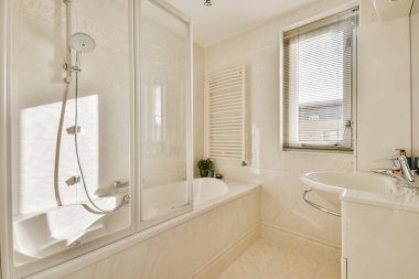 Bej renkli sıcak banyo.