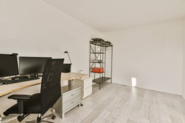 Ahşap masalı rahat bir ofis.