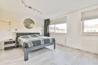 Rahat yatağı olan rahat bir yatak odası.