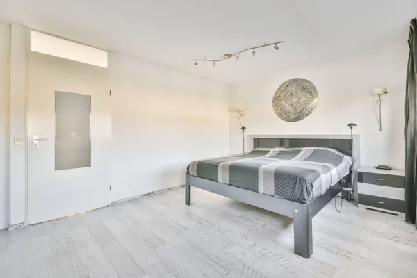 Cozy bedroom with a comfortable bed — Zdjęcie stockowe