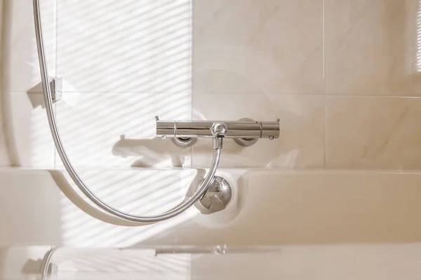 Gemütliche Badewanne mit modernem Wasserhahn — Stockfoto