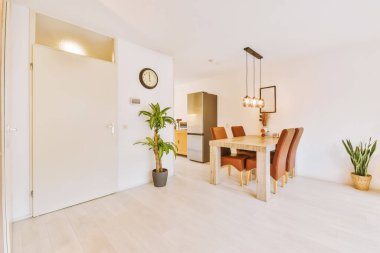 Beyaz mutfak ve oturma odası