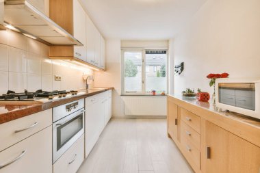 Beyaz mutfak ve oturma odası