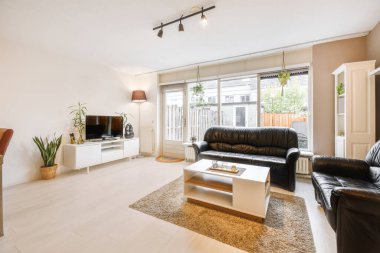 Oturma odası ferah siyah kanepe