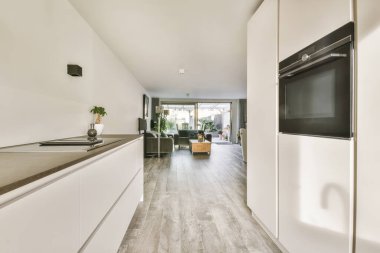 Siyah tezgahlı, kar beyazı mutfak seti.