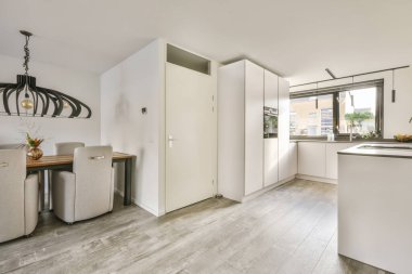 Siyah tezgahlı, kar beyazı mutfak seti.