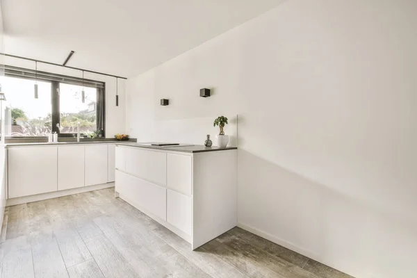 Snow-white kitchen set with dark countertop — Zdjęcie stockowe