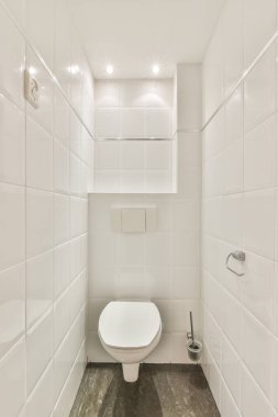 Küçük temiz tuvalet.