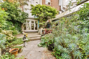 Yeşil ağaçlı, hoş bir avlu.