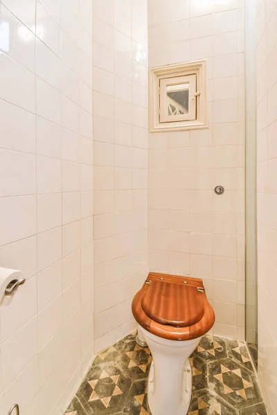 Washroom with wood lid toilet bowl — Stock fotografie