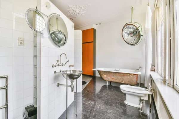 Comfortable large bathroom with a clawfoot bathtub — стоковое фото