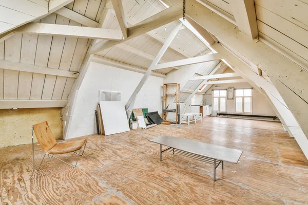 Grand loft avec haut plafond et fenêtre — Photo