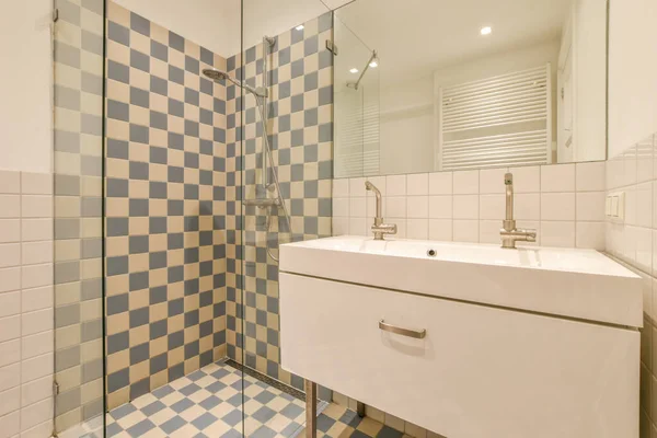 Мінімалістична ванна кімната з освітленим дзеркалом — стокове фото