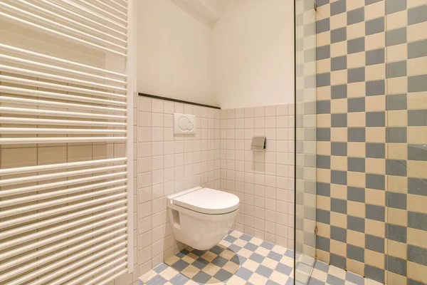 Мала чиста туалетна кімната — стокове фото