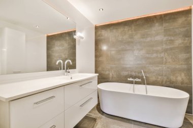 Minimalist tarzda rahat bir banyo.