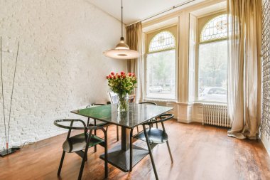 Küçük siyah masalı yemek odası.