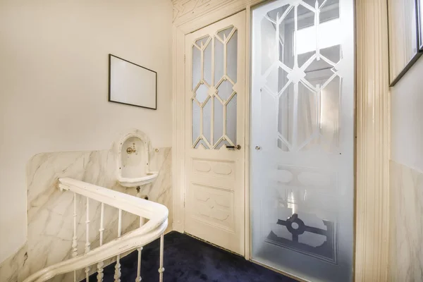 Bílé a skleněné dveře s malým umyvadlem — Stock fotografie