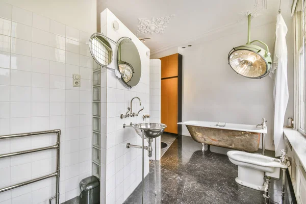Comfortable large bathroom with a clawfoot bathtub — Fotografia de Stock