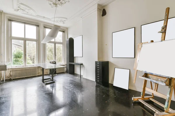 Chambre avec un self-floor noir et de nombreuses peintures — Photo