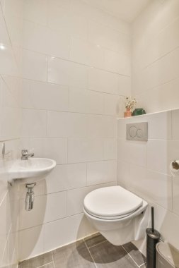Küçük temiz tuvalet.