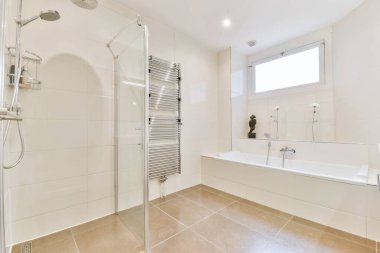 Büyük küveti olan güzel bir banyo.