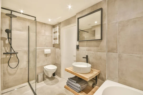 Стильний дизайн ванної кімнати — стокове фото